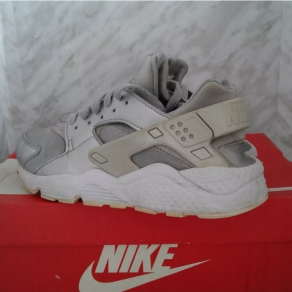 Nike huarache run premium Metallic Silver White mens 7.5 womens sz 9 704830-008 - Picture 4 of 6